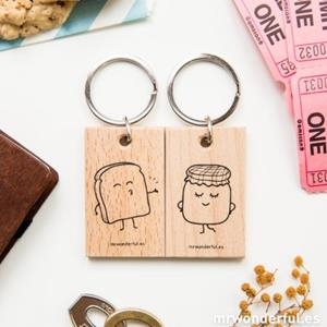 PACK DE 2 LLAVEROS DE MADERA TOSTADA Y MERMELADA | 8436547180677 | MR WONDERFUL | Librería Castillón - Comprar libros online Aragón, Barbastro