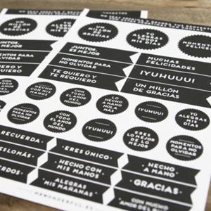 PACK DE DOS HOJAS DE PEGATINAS EN BLANCO Y NEGRO | 8436547182077 | MR WONDERFUL | Librería Castillón - Comprar libros online Aragón, Barbastro