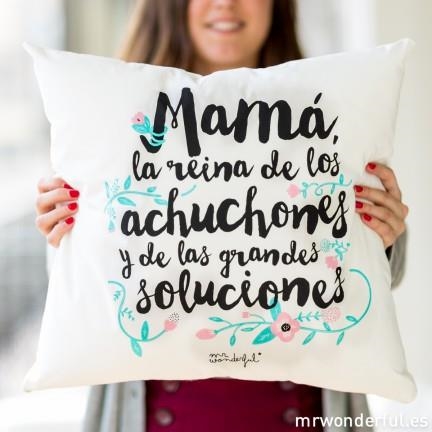 Funda de cojín - Mamá, la reina de los achuchones y de las grandes soluciones | 8436547190478 | MR WONDERFUL | Librería Castillón - Comprar libros online Aragón, Barbastro